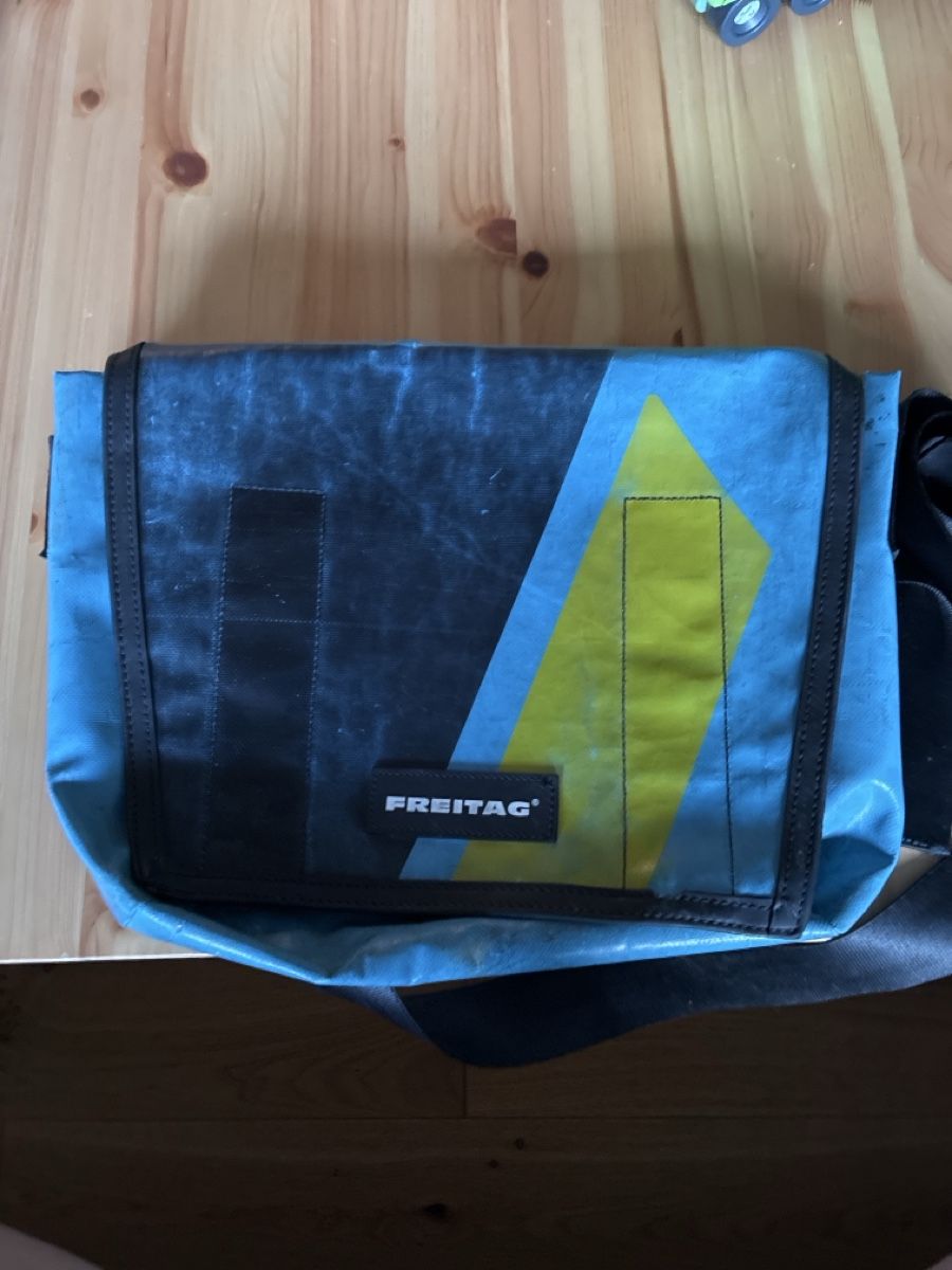 Freitag Borse: Freitag Tasche blau mit Loch – Usato da Mitlödi venduto da meyer-sabrina