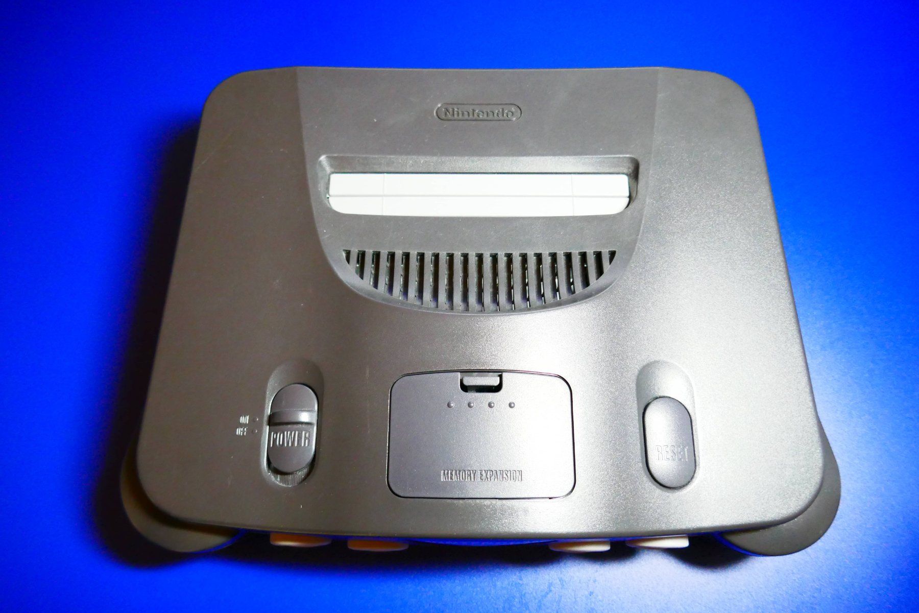 Nintendo Console: Nintendo 64 avec Jumper Pak et Câbles – Usato da Vuarrens venduto da Espace-Retro 3