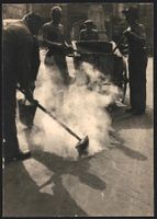 Fotografie Strassenbauer beim Teeren der