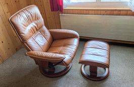 Stressless-Stuhl mit Hocker