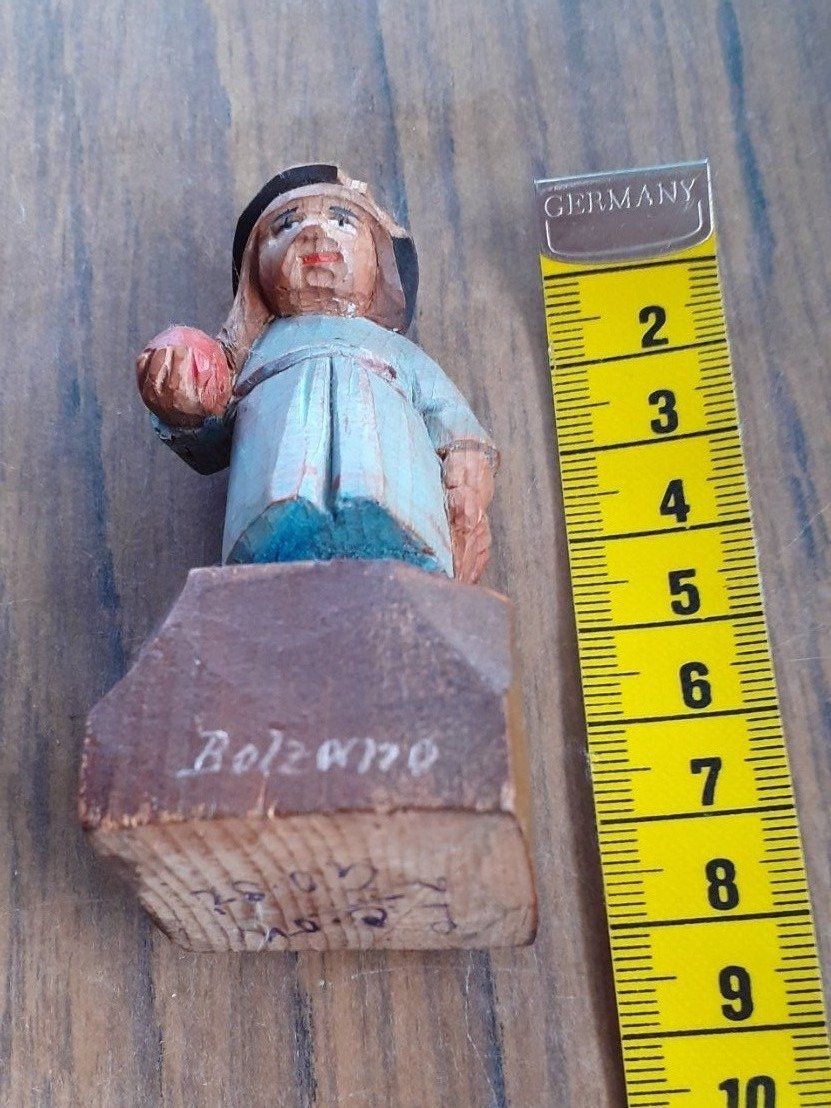 Sculture & Statue: Holzfigur handgeschnitzt - Bauernmädchen mit Apfel – Usato da Mörschwil venduto da antiksalon 9