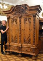 Luxuriös antiker kleider schrank . Rarít