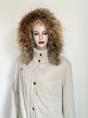 Warme Winterjacke mit abnehmbarer Kapuze mit Pelzbesatz