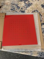 Qlocktwo Wanduhr Frontcover rot Englisch - neuwertig