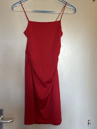 Robe rouge à fines bretelles taille xs 
