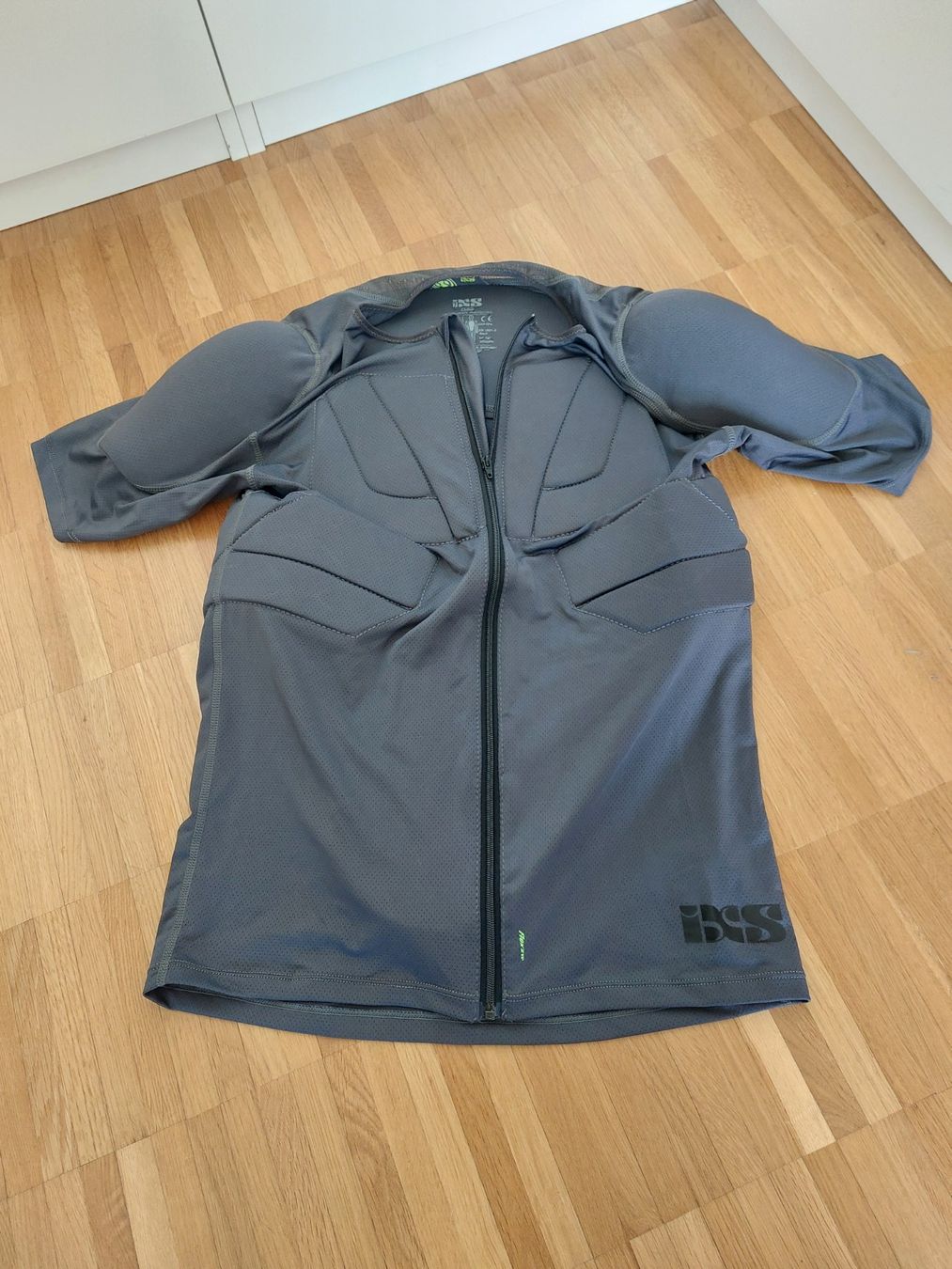 IXS Schutz & Schoner: IXS Oberkörperprotektor, Carve Jersey grau – Gebraucht aus Reinach BL von Oelfkeller