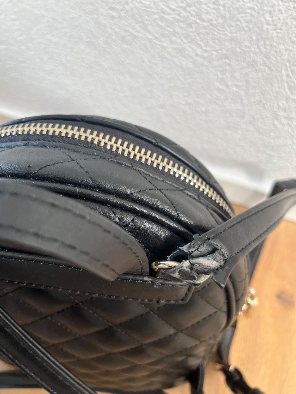 Guess Zaini: Guess-Rucksack schwarz – Usato da Tagelswangen venduto da PhilipH01 4