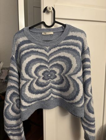 Pull&Bear pull court motif floral bleu blanc taille S