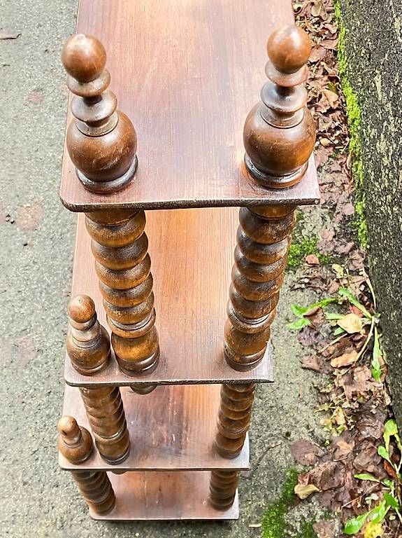 Scaffali: Jugendstil Etagère aus Nussbaumholz – Usato da Horw venduto da luzernicus 1