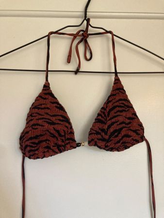 Bikini mit rot-schwarzem Print