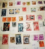 100 Postkarten Italien mit über 130 Briefmarken, ca. 1940-80