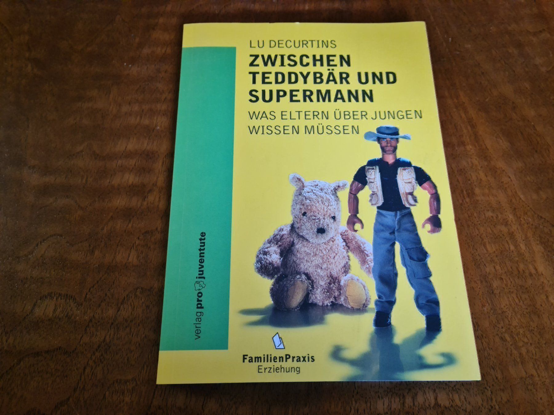 Bücher: Zwischen Teddybär und Supermann – Gebraucht aus Erstfeld von Uhu1980