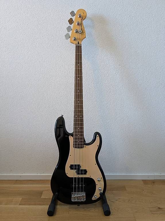 Instruments de musique: Squier Precision Bass Special + Ampli Line6 LowDown LD15 – D'occasion à Fribourg par happyludde 1