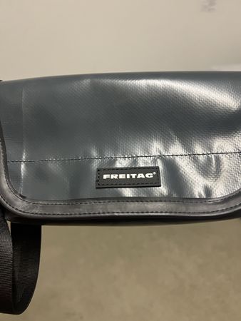 NEUE FREITAG F40 JAMIE IN DUNKELGRAU