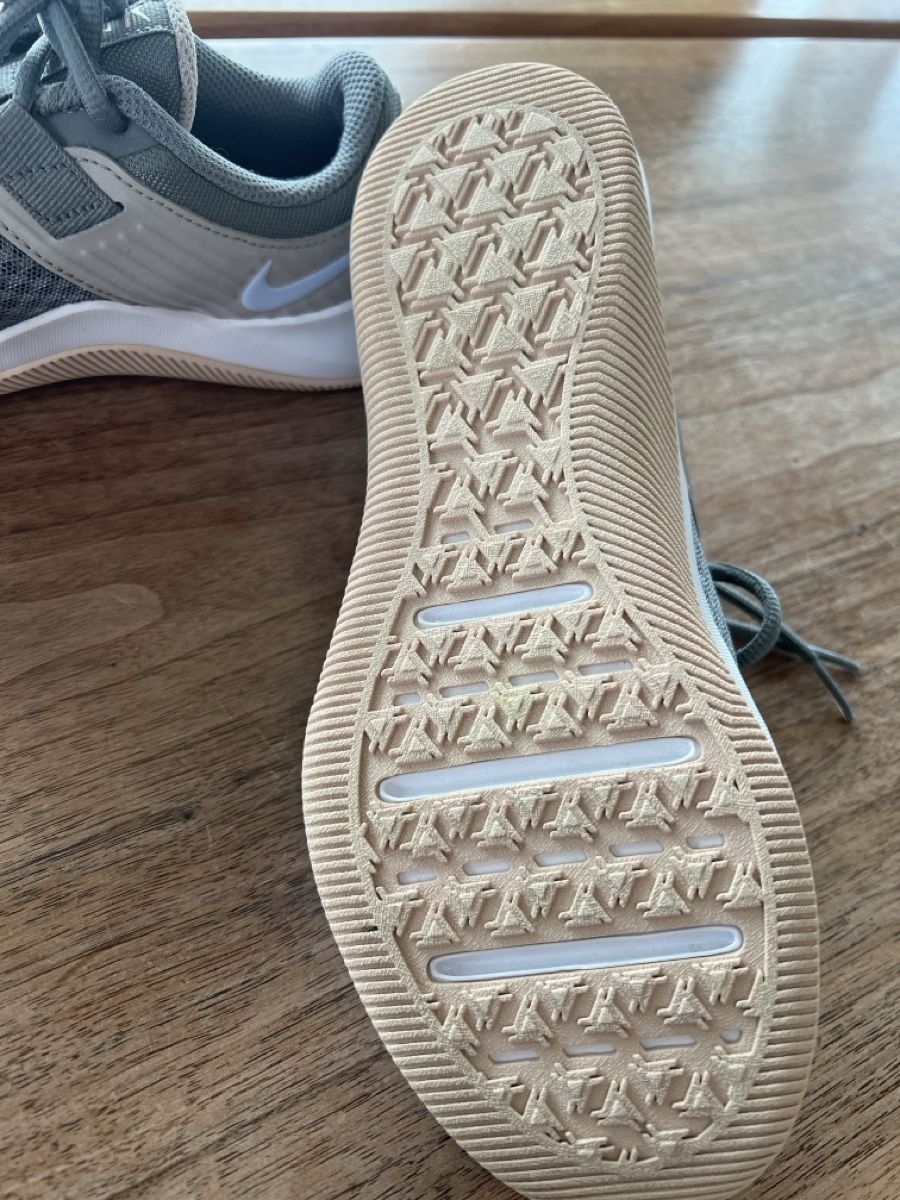 Nike Scarpe da donna: Nike MC Trainer Platinum Gr. 36.5 Neu – Nuovo (secondo la descrizione) da Kallnach venduto da Xy 2