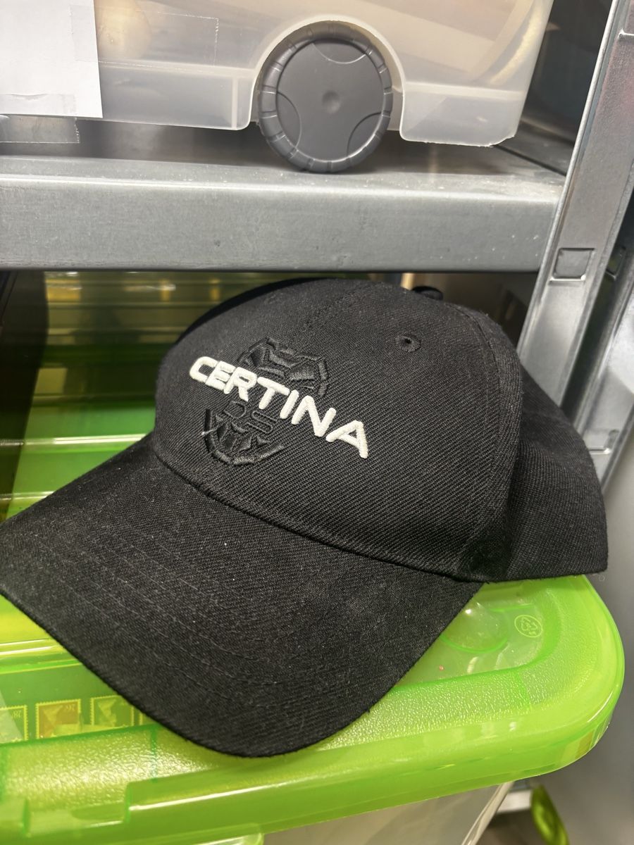 Copricapi, berretti & cappellini: Schwarze Cap / Basecap Certina gestickt – Usato da Zürich venduto da engebrunau 2