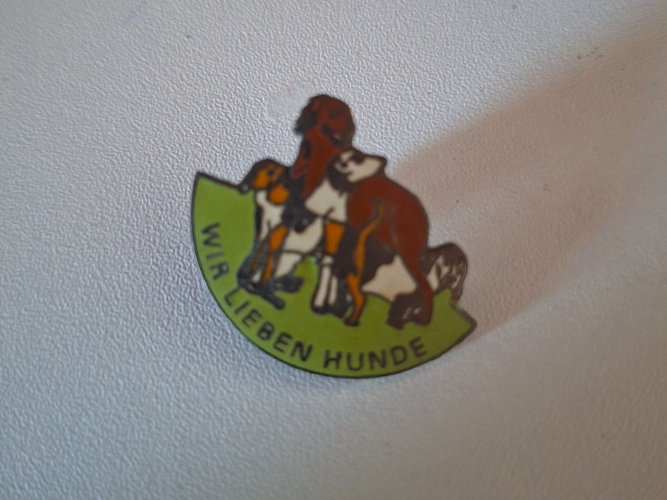 Plaketten & Abzeichen: Pin "Wir lieben Hunde" – Gebraucht aus Erlinsbach von pfunky
