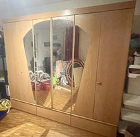Grosser Kleiderschrank gratis abzugeben