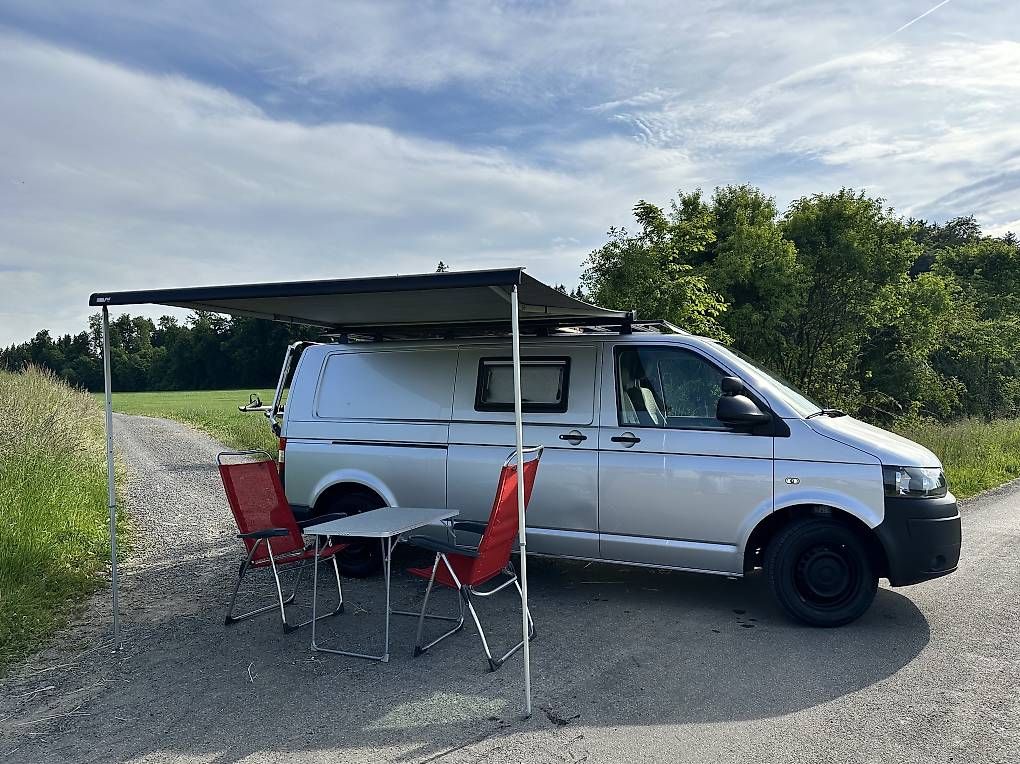 VW Camping Fahrzeuge: VW T5 4Motion Camper – Gebraucht aus Mettmenstetten von Cme.B