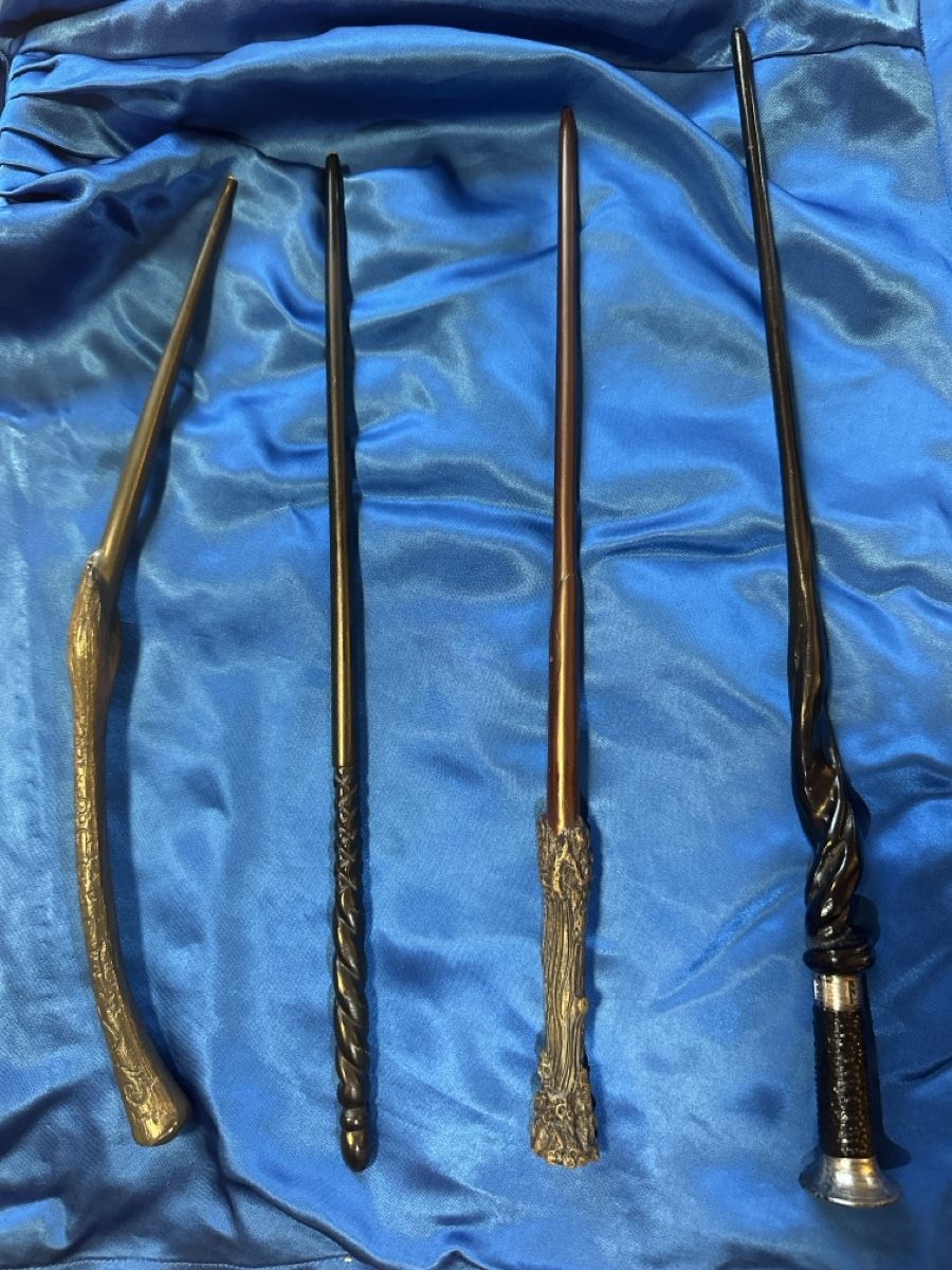 Giocattoli: 4 Harry Potter Zauberstäbe – Nuovo (secondo la descrizione) da Winterthur venduto da ann_cq7r