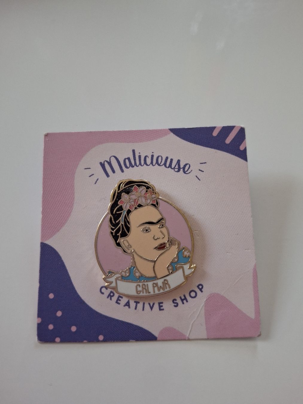 Spille & Fermagli: Pins Frida Kahlo GPW  – Nuovo e nell'imballaggio originale da Lausanne venduto da Cognitia