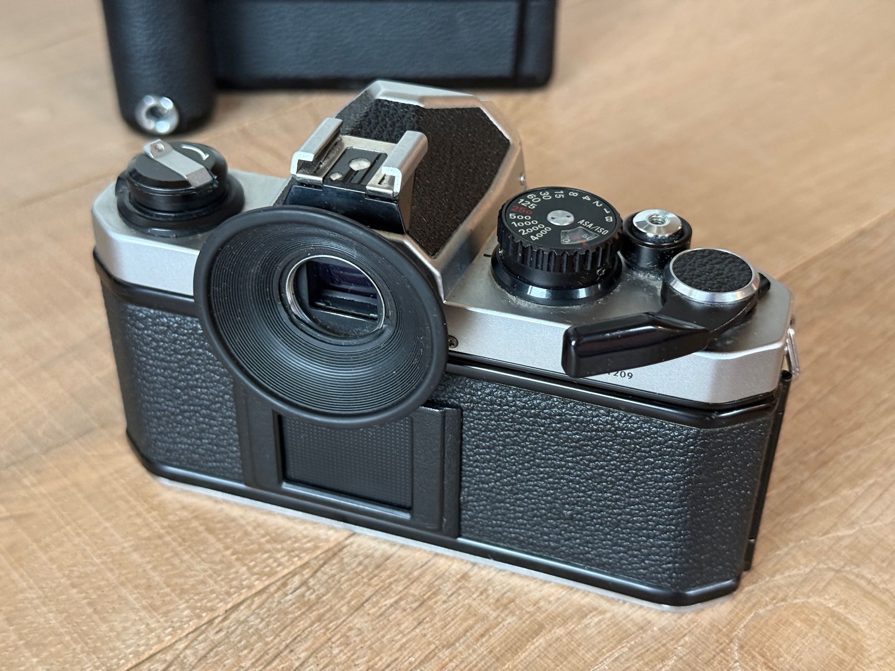 Nikon Kamera: Nikon FM2n mit MD12 – Gebraucht aus Tschugg von frisch-luft 2