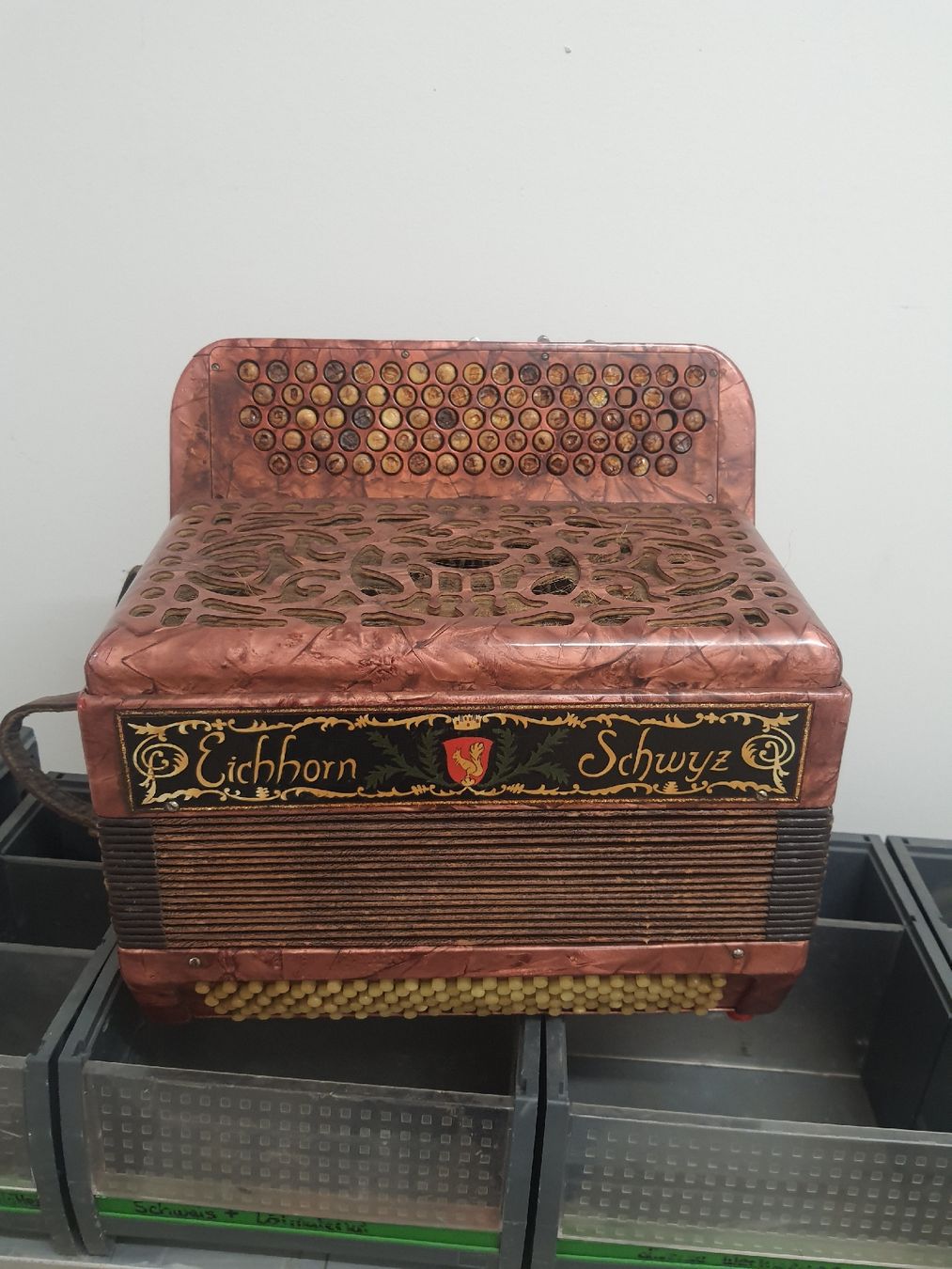 Eichhorn Musikinstrumente: accordéon Eichhorn à restaurer  – Gebraucht aus Pont-de-la-Morge von Mirabelle0 2