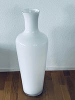 Die Vase ist eine Interio „Aric“ Bodenvase (80 cm hoch, weiß