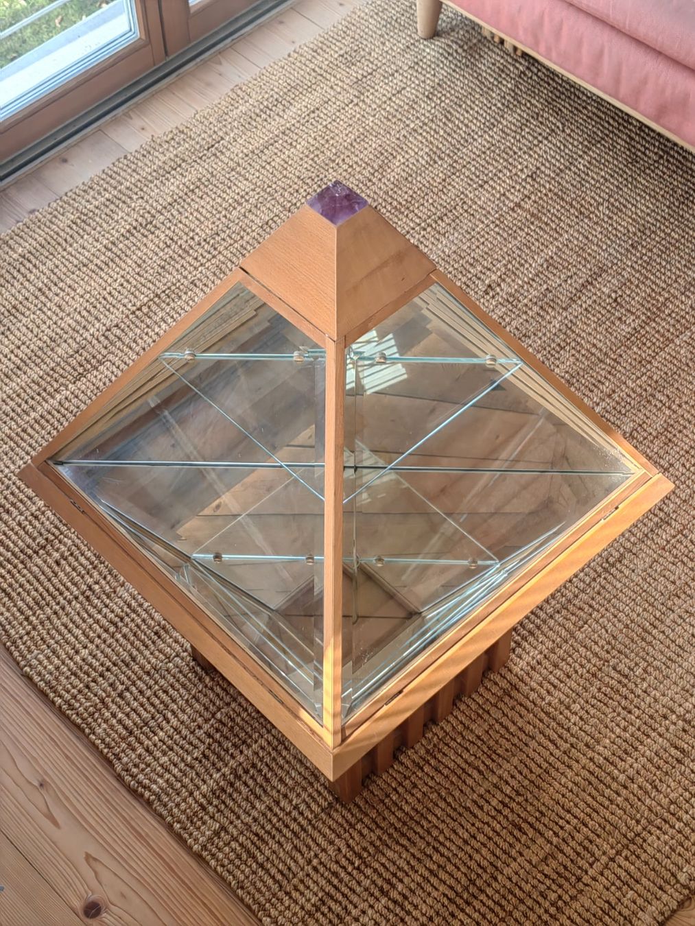 Vetrine: Vitrine in Pyramidenform mit Kristall Amethyst Spitze – Usato da Frauenfeld venduto da mwb_77c9 1