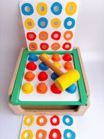 Lovevery Match & Tap Hammer Hammerkiste Clou qui cherche
