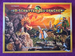Spiel - IM SCHATTEN DES DRACHEN - ADVENTUTRE GAME - wie neu