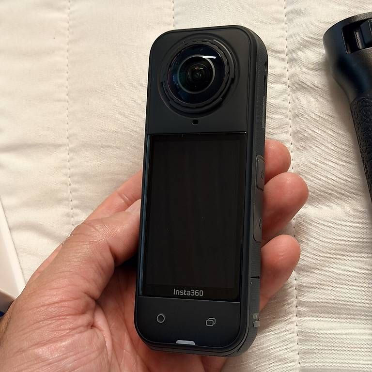 Insta360 Action Cam: Insta360 X5 Standard Bundle – D'occasion à Loveresse par HADS12 4