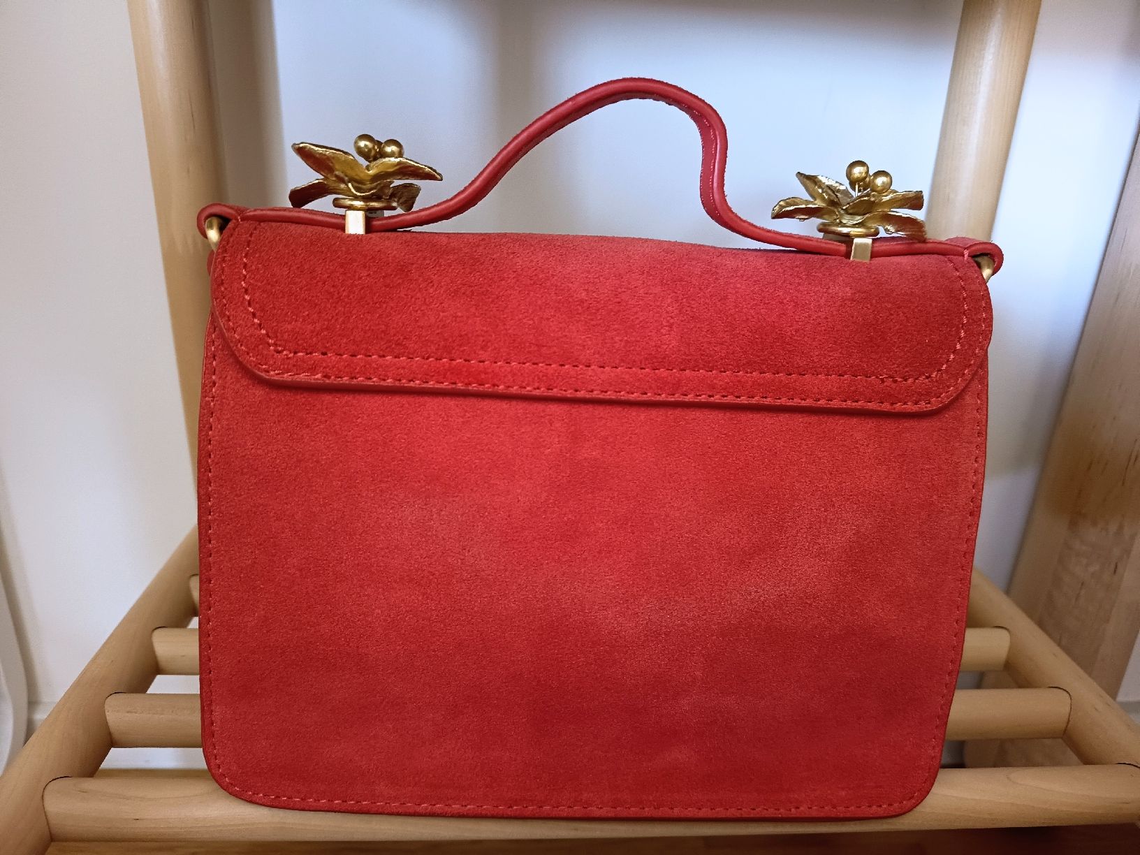 Taschen für Damen: Red Suede Handbag with Gold Flower Small Size – Gebraucht aus Basel von beg_6v7r 6