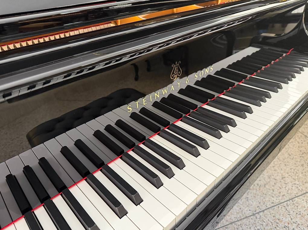Steinway Musikinstrumente: Steinway & Sons B-211 Total Restauriert – Gebraucht aus Bern von Heutschipiano 1