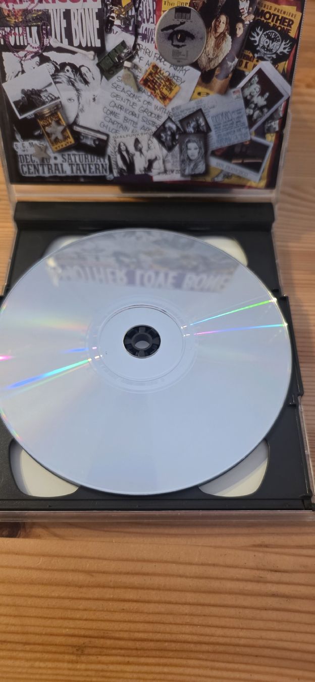 CDs: Mother Love Bone Compilation CD Rare 1992 Vg++ – Gebraucht aus Yvonand von RF-VINYL 2