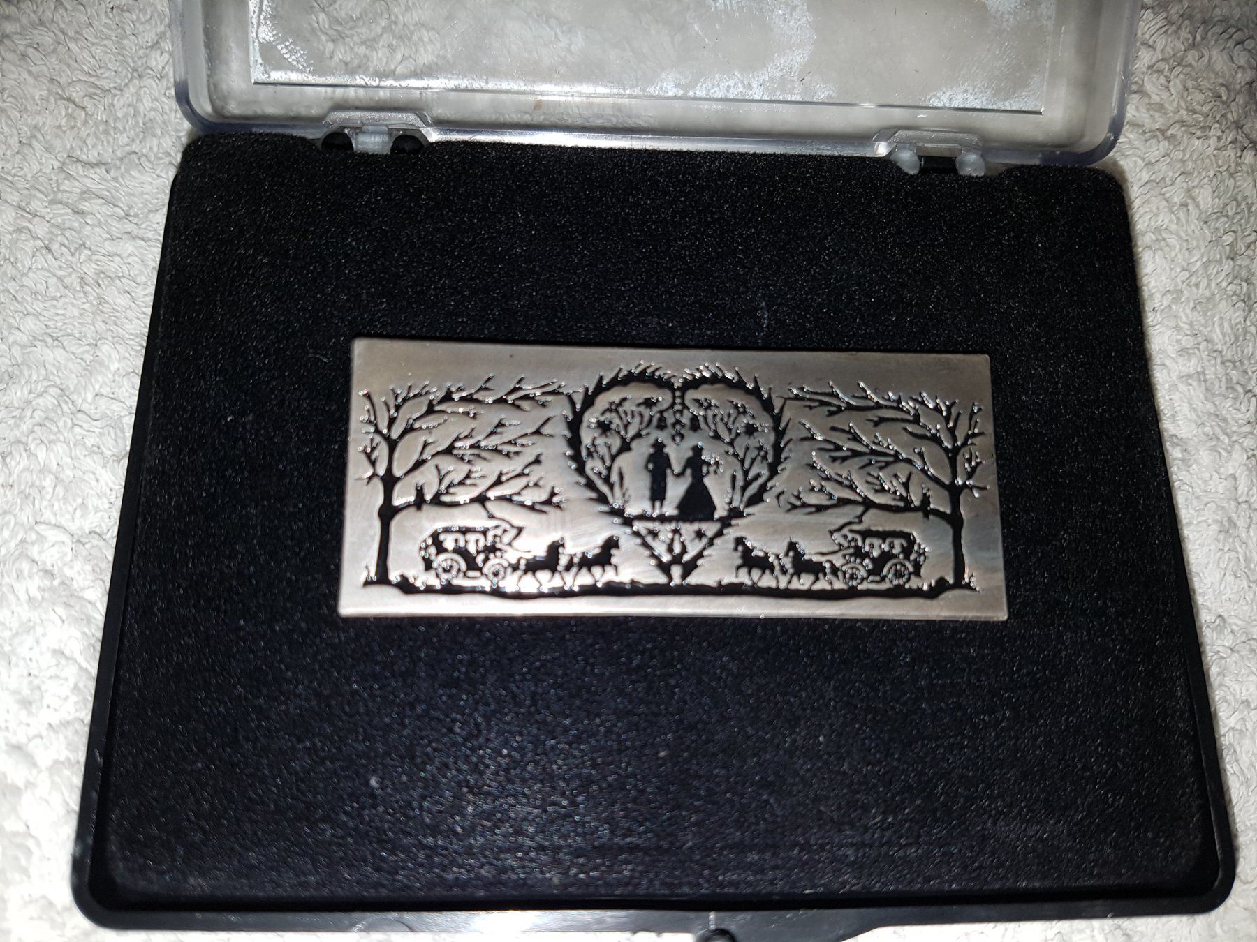 Placchette & Badge: pin Scherrenschnitt – Usato da Belp venduto da Guadalupe84