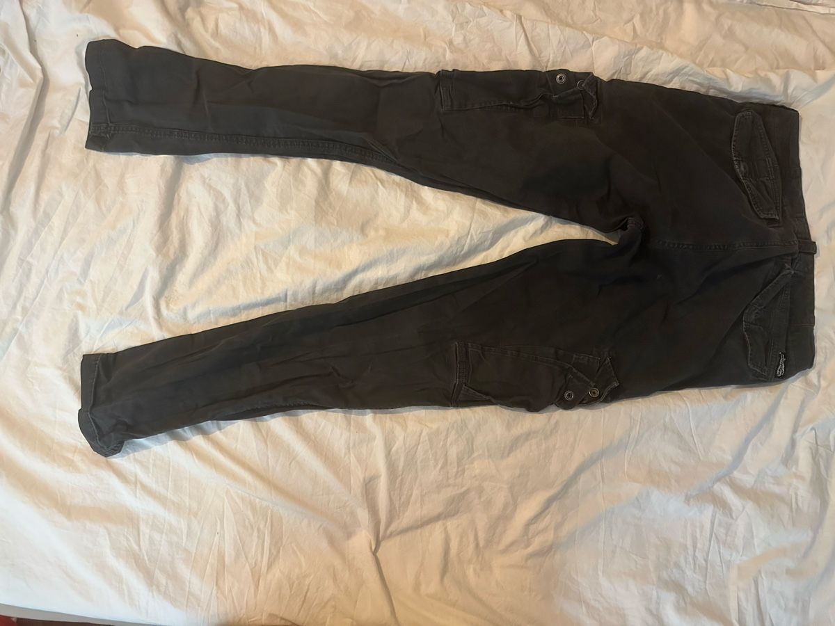 Superdry Pantaloni: Superdry Herren Cargo Hose dunkelgrau Grösse 32W 34L – Usato da Wichtrach venduto da sno.gstli 1