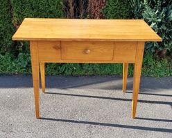 Eleganter Kirschbaum-Tisch mit Schublade – Massivholz