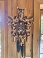 Horloge à coucou Forêt Noire, cerf et feuilles.