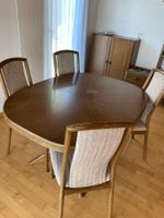 Ausziehbarer Holztisch mit 4 Stühlen