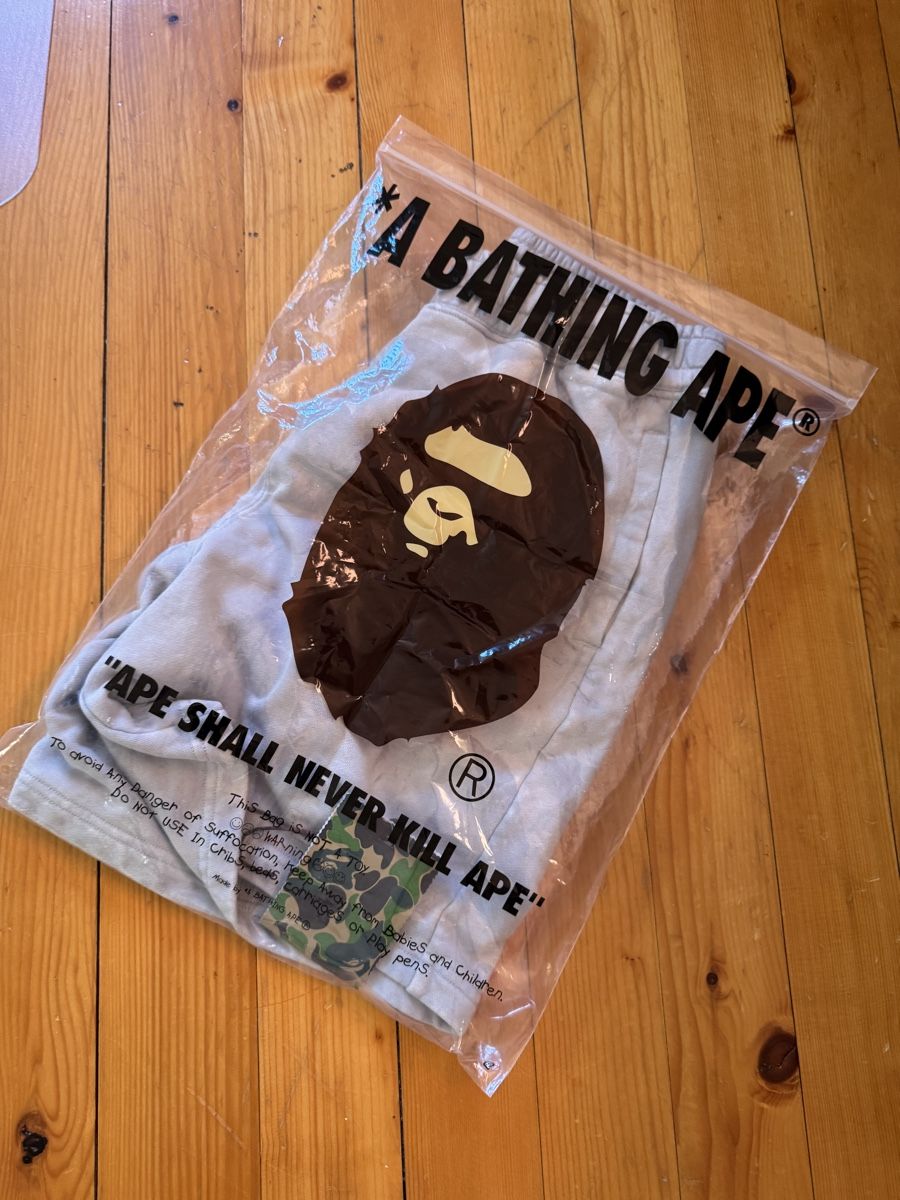 Bape Pantaloni: Bape shorts light Grey New – Nuovo (secondo la descrizione) da Bern venduto da Th1m0 2
