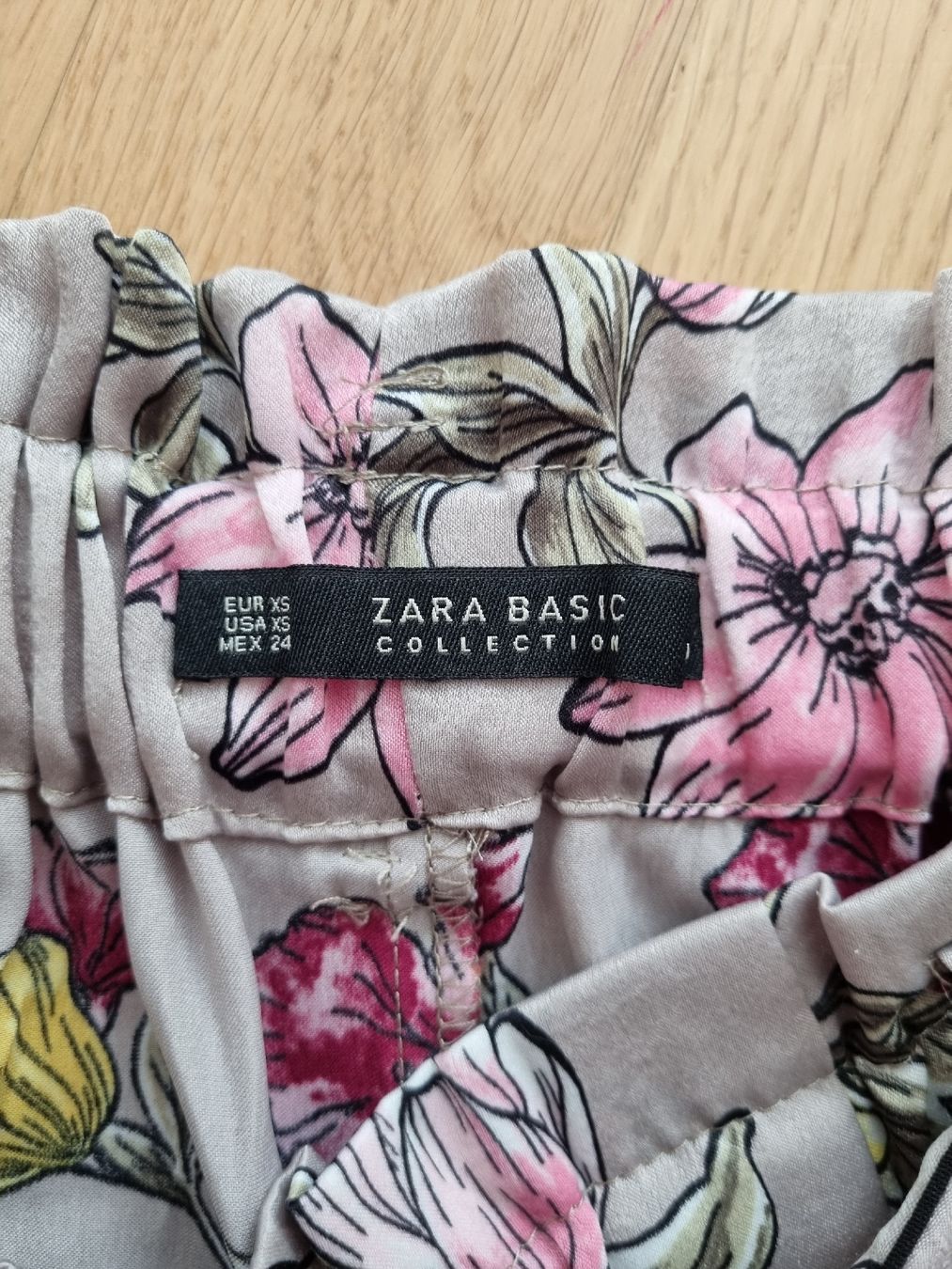 Zara Pantaloni: Weiche Blumen Shorts – Usato da Pfaffnau venduto da Liz6264 2
