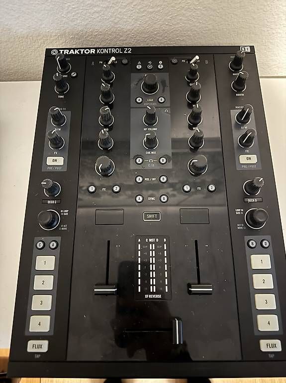Platines de mixage: Traktor Control Z2 – D'occasion à Jona par Seraina_T