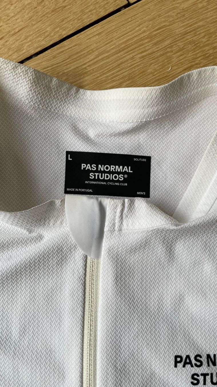 Pas Normal Studios Canottiere & Pantaloni: Pas Normal Studios Trikot Weiss Gr. L – Usato da Zürich venduto da stephalba 1