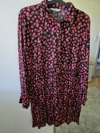 Stradivarius Kleid Gr. L mit wunderschönem Rosenmuster🌹