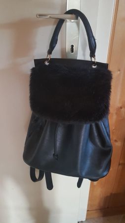 Sac à main  - sac à dos noir fausse fourrure marque Chicorée