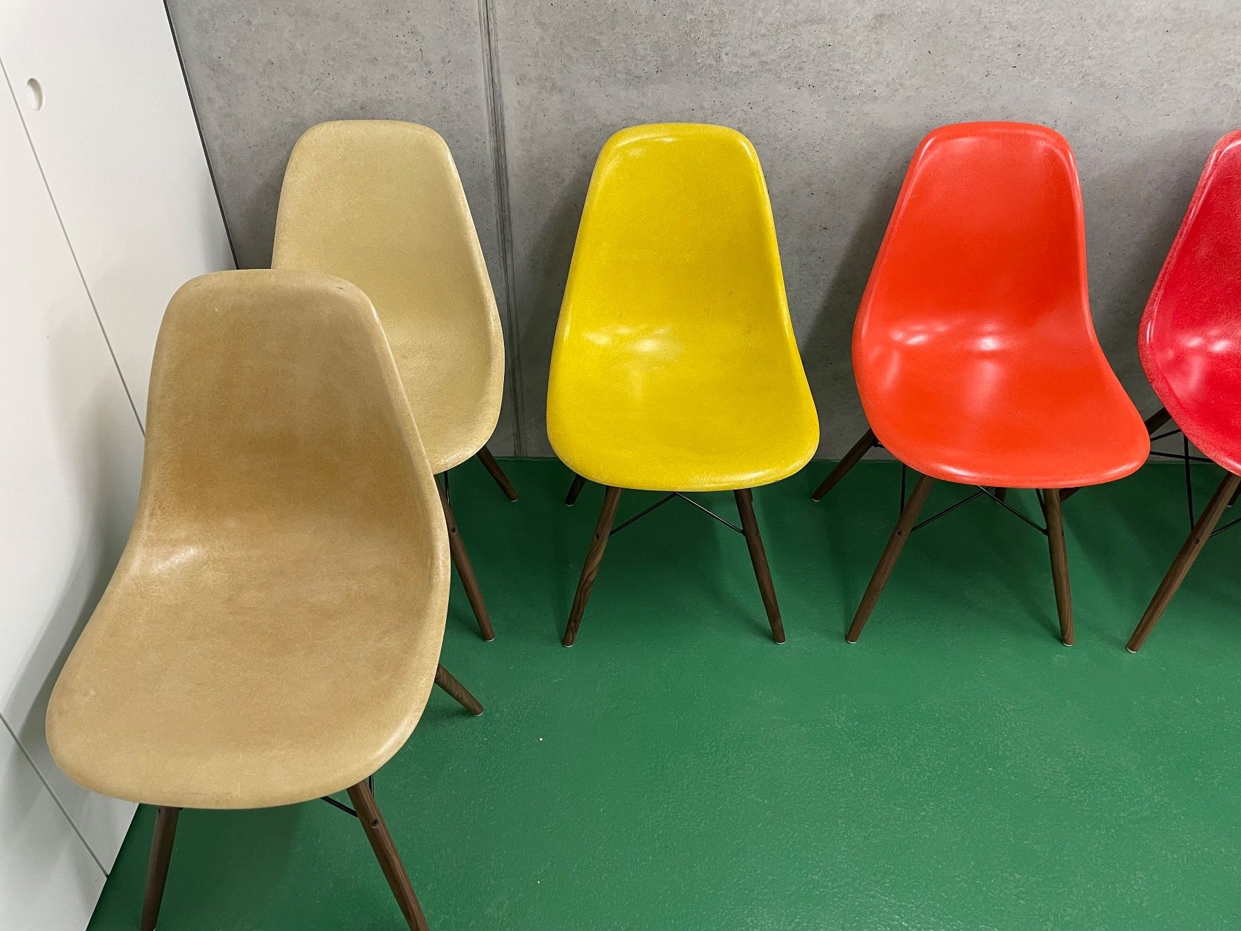 Eames Sedie: Eames Side Chairs elephant grey – Usato da ipsach venduto da Latigo 9