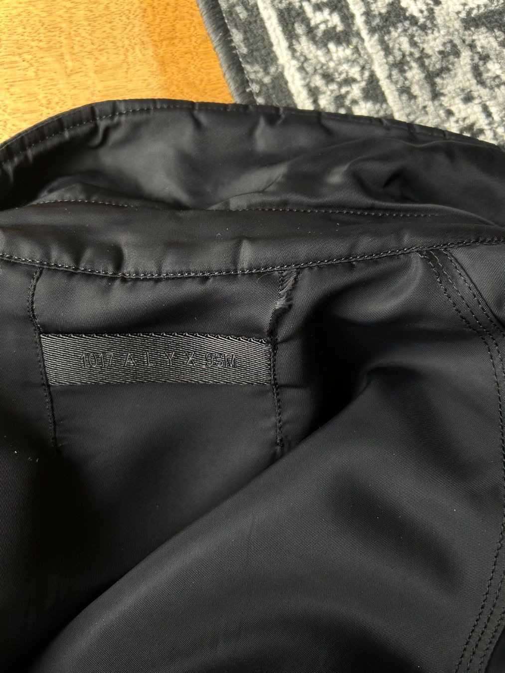 Giacche: 1017 ALYX 9SM Schwarze Bomberjacke – Usato da Fehraltorf venduto da leonlohrer 3