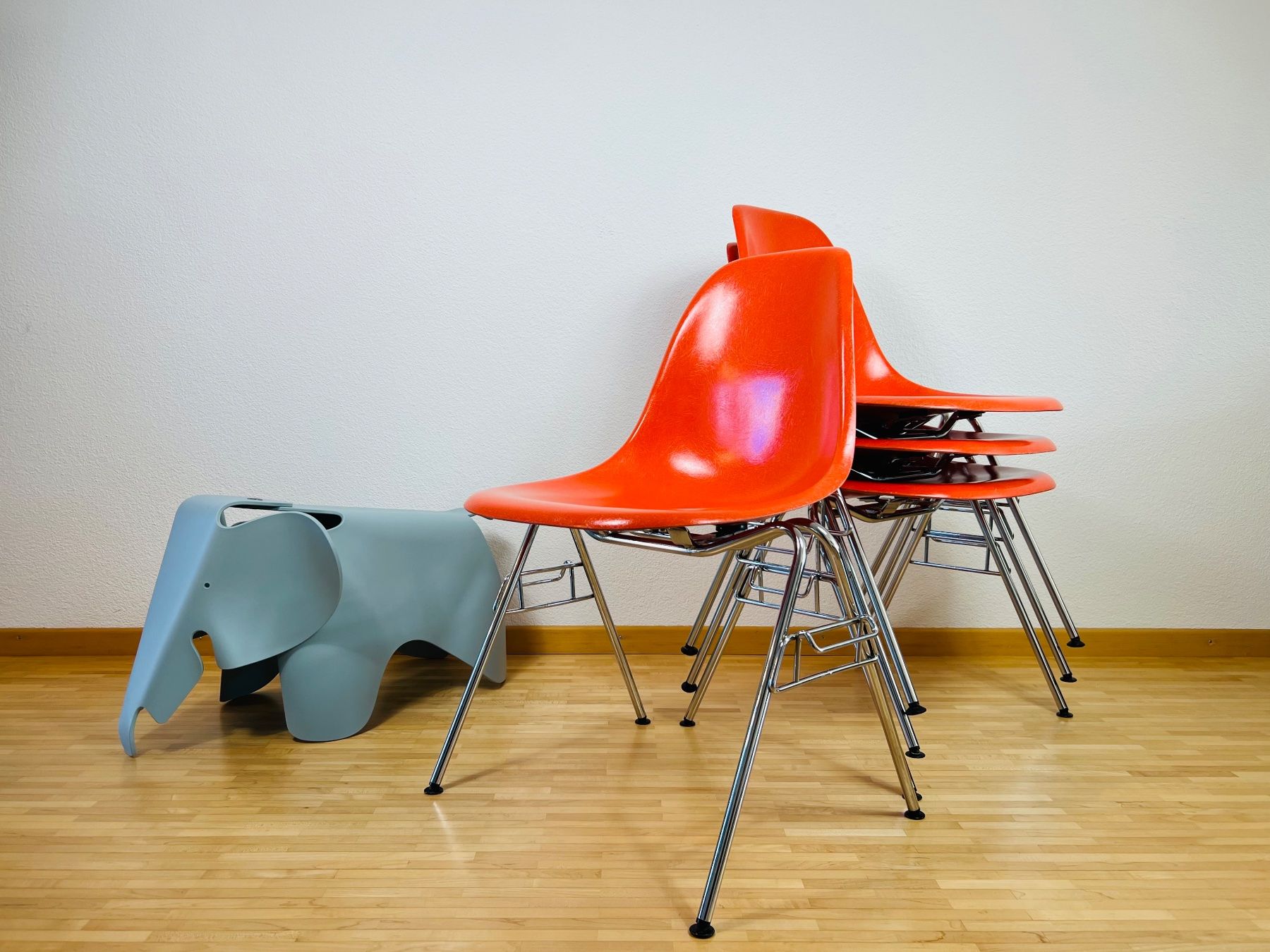 Vitra Sedie: 4 Vitra Eames Fiberglas - Stacking Side Chair - chrome Base – Usato da Egg b. Zürich venduto da B02_Designklassiker 1