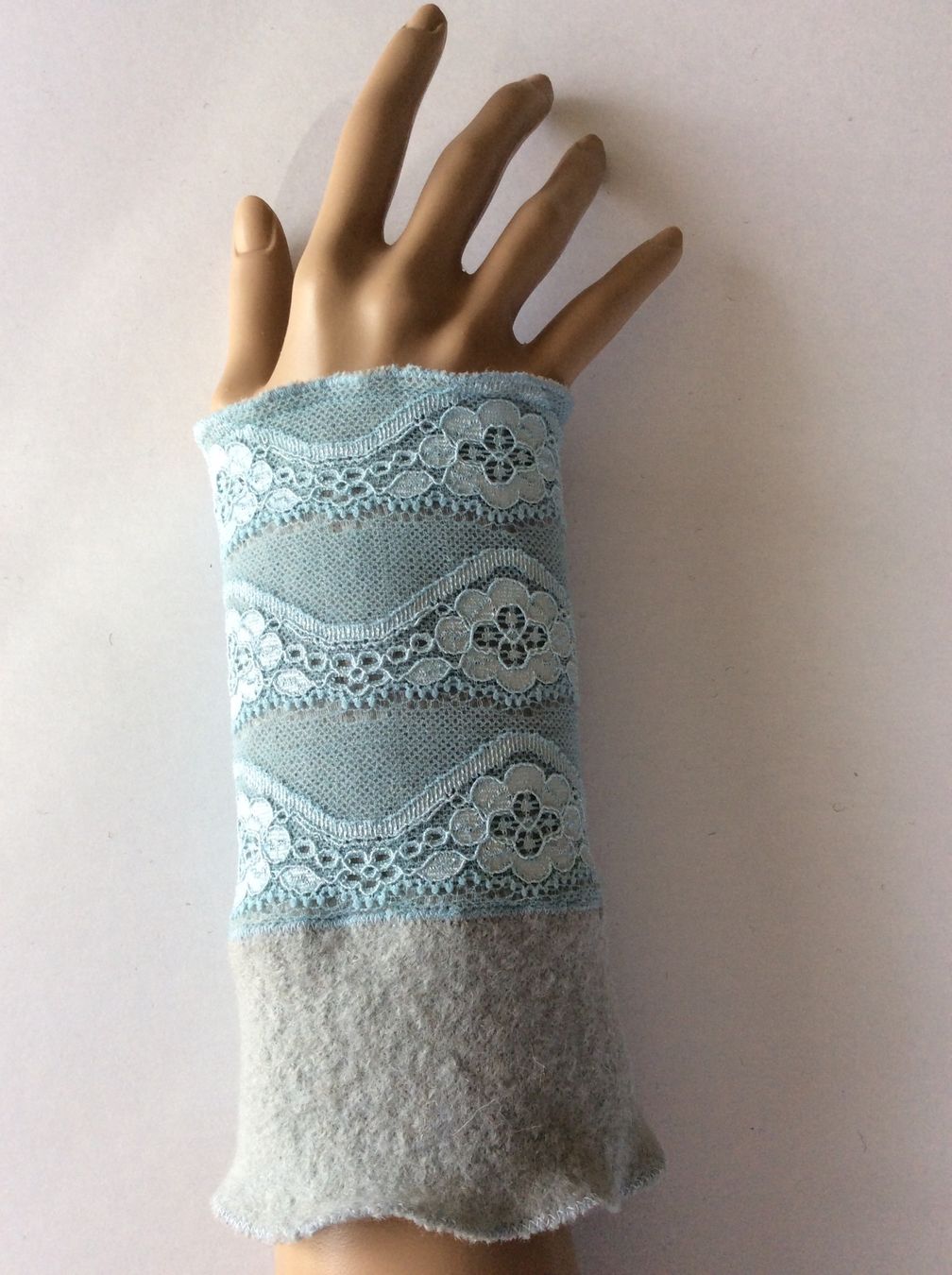 Guanti & manicotti: Armstulpen Walkstoff mit Spitze, grau-blau – Nuovo e nell'imballaggio originale da Birwinken venduto da chez-erna